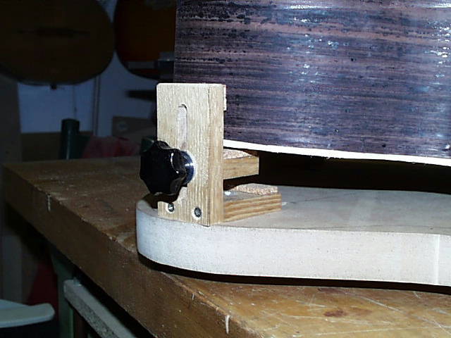 Edition guitar in the bracket (45034 Byte)