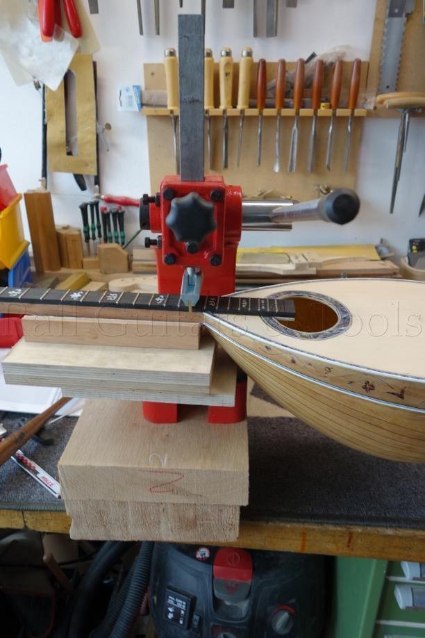 Gitarren-Fret-Press-Werkzeug mit Holzblock und Schraubenschlüssel 